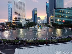 Potret Suasana Bundaran HI Sambut Warga Rayakan Tahun Baru