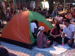 Malam Tahun Baru di TMII,  Warga Gelar Tikar hingga Pasang Tenda