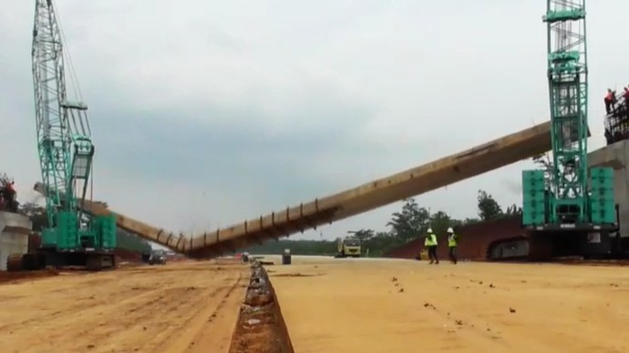 Foto: Detik-detik Ambruknya Pilar Beton di Proyek Tol Pemalang-Batang