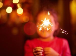 Tips Aman Nonton Pesta Kembang Api Bersama Balita di Tahun Baru