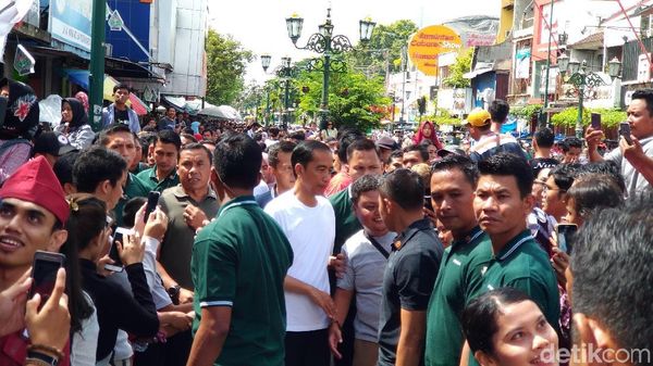 Saat Warga Foto Jokowi di Malioboro, Naik Bangku hingga dari Jendela
