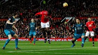 MU mendapatkan peluang di menit-menit awal melalui Romelu Lukaku, tapi sundulan Lukaku tak menemui sasaran. Foto: Jason Cairnduff/Action Images via Reuters
