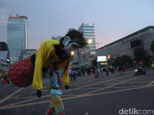 Jl Sudirman-Jl Thamrin Ditutup, Warga Berdatangan ke Monas