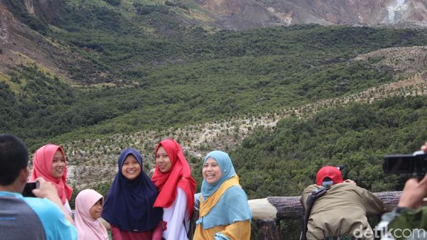 Foto: Penampakan Sungai Berwarna Kuning di Garut