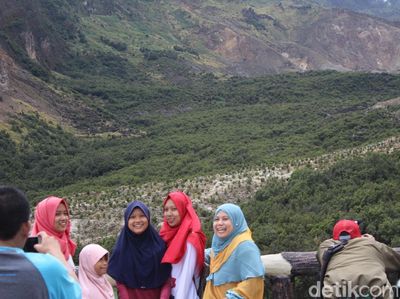 Foto: Penampakan Sungai Berwarna Kuning di Garut