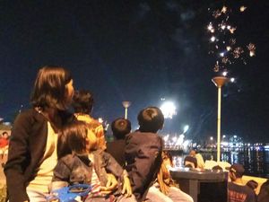 Jelang Pergantian Tahun, Warga Terus Padati Pantai Losari Makassar