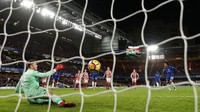 Gol keempat Chelsea dicetak Willian dari titik putih. Penalti diberikan wasit setelah Geoff Cameron melanggar Willian di kotak terlarang. (Foto: John Sibley/Action Images via Reuters)
