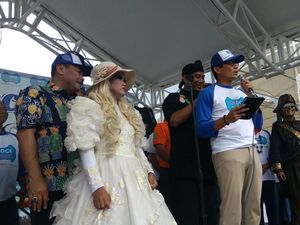 Momen Sandiaga Dipijat Saat Pidato di Depan Warga