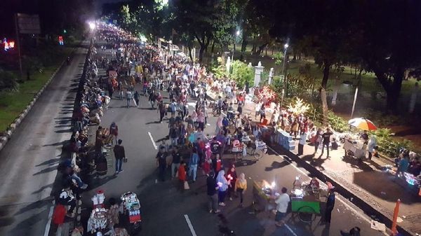 Ramainya Warga Mulai Nikmati Car Free Night di Patung Kuda