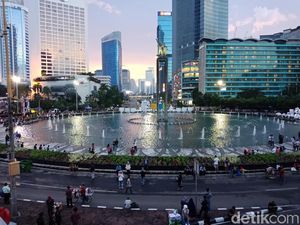 Jelang Malam Tahun Baru, Warga Mulai Berdatangan ke Bundaran HI