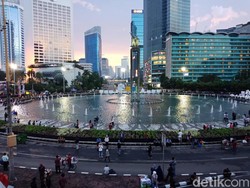 Jelang Malam Tahun Baru, Warga Mulai Berdatangan ke Bundaran HI
