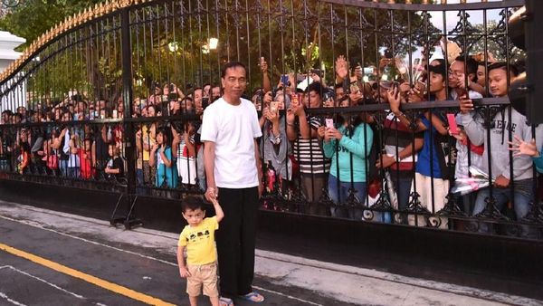 Gemasnya Jan Ethes saat Diajak Jokowi Sapa Warga Yogyakarta