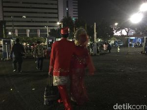 Nikah Massal Bubar, Pasangan Ini Pulang Sambil Berangkulan