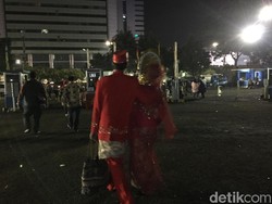 Nikah Massal Bubar, Pasangan Ini Pulang Sambil Berangkulan