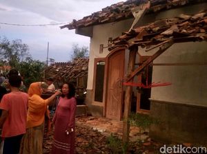 Ratusan Rumah Rusak Diterjang Angin Puting Beliung di Pemalang