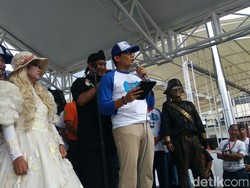 Saat Sandiaga Asyik Dipijat di Pidato Peresmian OK OCE Smart