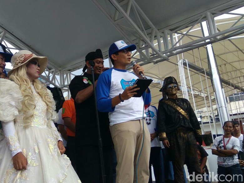 Saat Sandiaga Asyik Dipijat di Pidato Peresmian OK OCE Smart