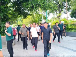 Pakai Sneakers Merah-Putih, Jokowi Jalan-jalan Lagi di Malioboro