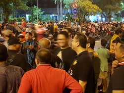 Nantikan Tahun 2018,  Warga Menyemut di Balai Kota Surabaya