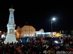 Melihat Keramaian Malam Tahun Baru di Tugu Pal Putih Yogya
