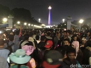 Petugas Sita Petasan dan Dagangan yang Dibawa Warga ke Monas