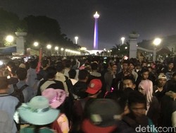 Petugas Sita Petasan dan Dagangan yang Dibawa Warga ke Monas