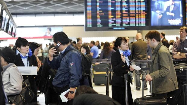 Foto Bandara Narita Ground staff (in uniforms) speak to passengers as they queue up at check-in counters at Narita International Airport in suburban Tokyo on April 20, 2010. Some European airlines resumed their flights after days of air travel chaos caused by an ash cloud from an Icelandic volcano which closed airspace over much of Europe. AFP PHOTO / Yoshikazu TSUNO / AFP PHOTO / YOSHIKAZU TSUNO