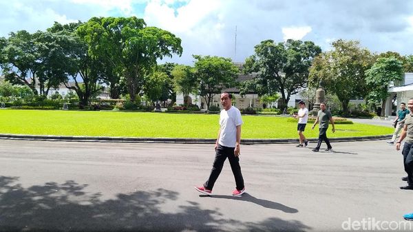 Saat Jokowi Nikmati Malioboro di Pagi Terakhir 2017