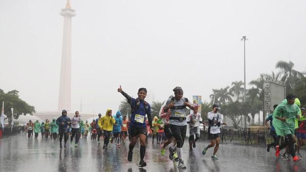 Ratusan Pelari Ultra Marathon Tinggalkan Monas Diiringi Hujan Deras