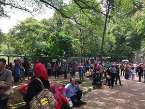 57 Ribu Pengunjung Sesaki Ragunan hingga Siang Ini