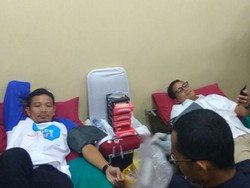 Sandiaga Donor Darah di Masjid At-Tin Taman Mini