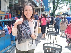 Dapat Kaos dari Jokowi, Yuna Si Gadis Jepang Senang Sekali