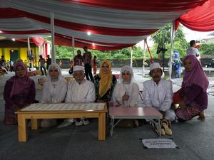 Berusia 65 Tahun, Boman Sempat Minder Mau Ikut Nikah Massal Berusia 65 Tahun, Boman Sempat Minder Mau Ikut Nikah Massal