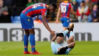 Gabriel Jesus tumbang saat Manchester City diredam Crystal Palace tanpa gol, 0-0. (REUTERS/David Klein)