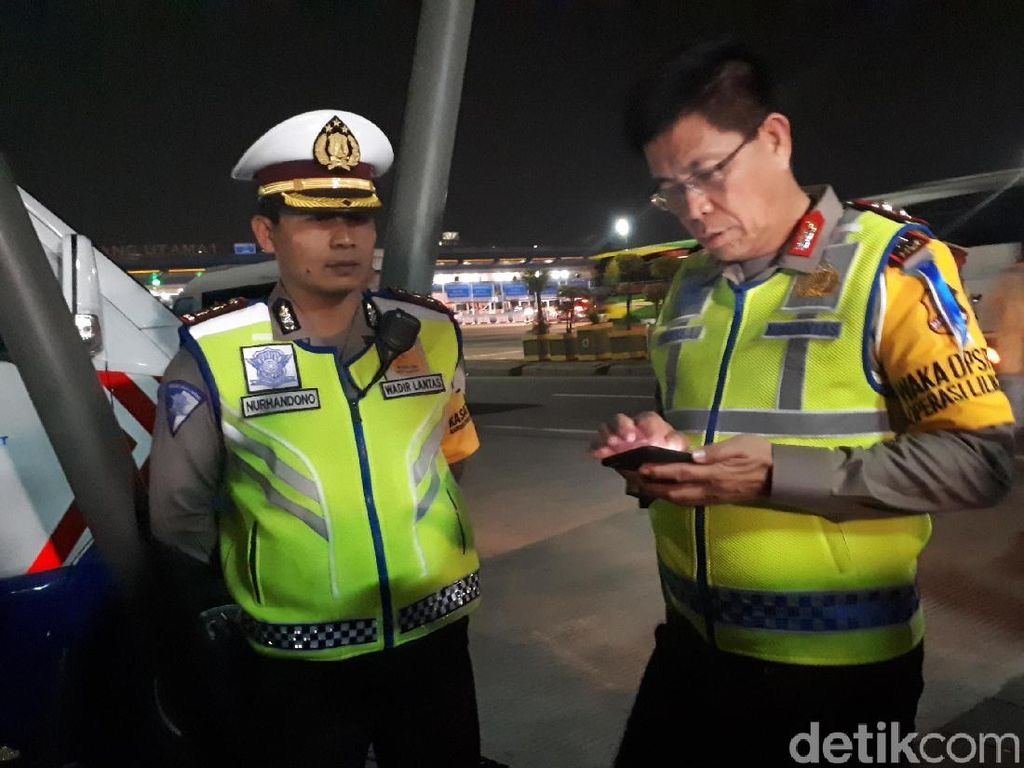 Pantau Arus Balik di Cikarang Utama, Kakorlantas: Cukup Padat Pantau Arus Balik di Cikarang Utama, Kakorlantas: Cukup Padat