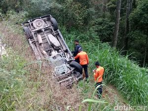 Mobil Polisi Masuk Jurang di Sarangan, Pengemudi Luka Ringan