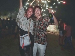 Dekatnya Dimas Anggara dan Nadine Chandrawinata di Tengah Kembang Api