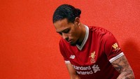 Bek berusia 26 tahun itu langsung bersiap-siap mengikuti latihan perdananya di Liverpool. (Foto: Twitter @LFC)