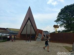Menengok Alun-alun Cicendo yang Baru Diresmikan Ridwan Kamil Menengok Alun-alun Cicendo yang Baru Diresmikan Ridwan Kamil