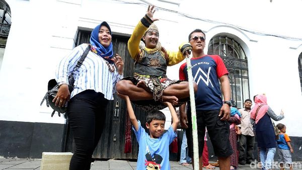 Gatotkaca Melayang Hingga Nona Belanda Pukau Pengunjung Kota Tua