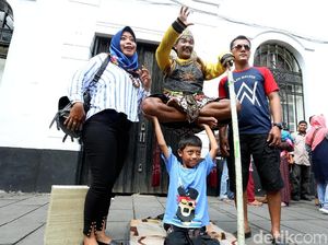 Gatotkaca Melayang Hingga Nona Belanda Pukau Pengunjung Kota Tua