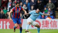 Upaya City terus membentur pertahanan kukuh Palace. Alih-alih mendapatkan gol, The Citizens malah harus kehilangan Gabriel Jesus karena cedera. Jesus ditarik keluar di menit ke-23. (Foto: David Klein/ REUTERS)