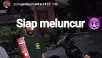 Bek Bhayangkara FC, Putu Gede Juni Antara, merayakan pergantian tahun di Bali, kampung halamannya. Ia menggelar pesta kembang api bersama sanak saudaranya. (Foto: Instagram @putugedejuniantara123)