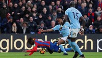 City malah nyaris pulang dengan kekalahan, saat dihukum penalti di menit-menit akhir usai Raheem Sterling menjatuhkan Zaha. (Foto: David Klein/ REUTERS)