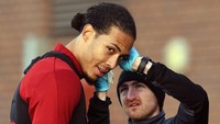 Van Dijk dibantu seorang staf untuk memulai latihannya. (Foto: Twitter @LFC)