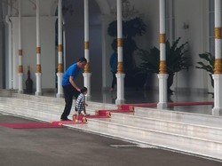 Pagi Pertama di 2018, Jokowi Ajari Cucu Menapaki Karpet Merah