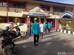 2 Rekannya Diamankan, Sejumlah Santri Datangi Polsek Bontoala