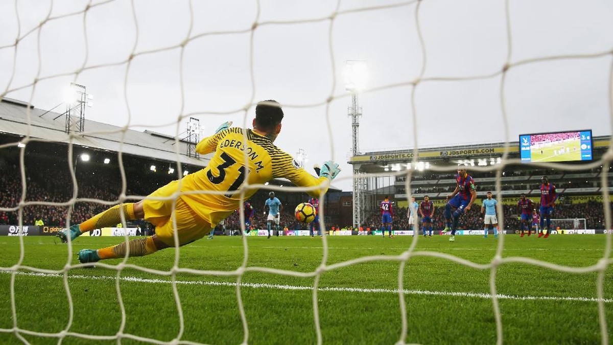 Aksi Ederson Moraes menggagalkan penalti Luka Milivojevic. (Catherine Ivill/Getty Images)