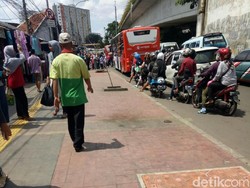Dijaga Petugas, Trotoar Depan Stasiun Tanah Abang Bersih dari PKL