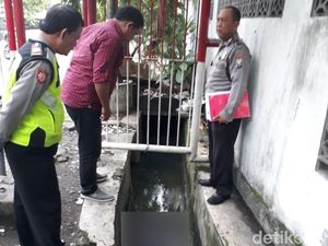 Sesosok Mayat Pria Tengkurap Ditemukan di Selokan Ngagel Jaya Selatan